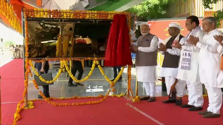 पीएम मोदी ने देशनोक स्टेशन का किया उद्घाटन, बीकानेर-मुंबई एक्सप्रेस ट्रेन को दिखाई हरी झंडी