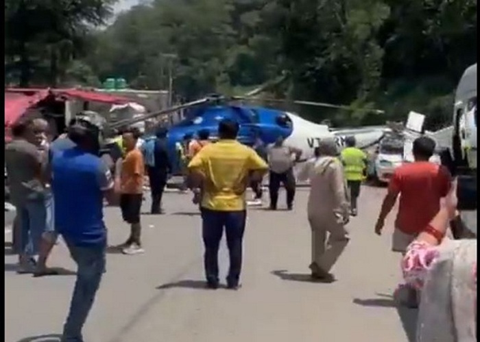 रुद्रप्रयाग: केदारनाथ दर्शन के लिए जा रहे हेलीकॉप्टर की बीच हाईवे पर एमरजेंसी लैंडिंग