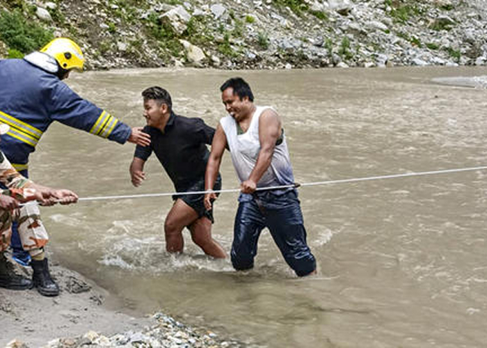 सिक्किम में भारी बारिश और भूस्खलन का कहर: 1,500 पर्यटक फंसे, तीस्ता में बहे 8 की तलाश थमी