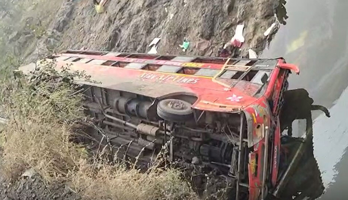 मध्य प्रदेश में भीषण सड़क हादसा: सीमेंट से भरा ट्रक पलटकर वैन से टकराया, 9 लोगों की दर्दनाक मौत