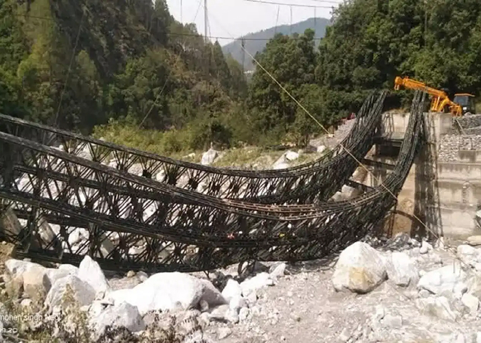 चमोली में निर्माणाधीन वैली ब्रिज गिरा, ग्रामीणों की मुश्किलें बढ़ीं—सड़क संपर्क हुआ प्रभावित!