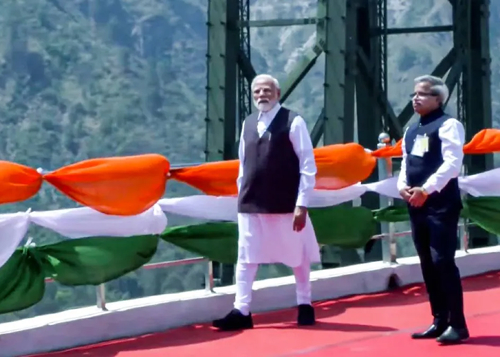 प्रधानमंत्री ने दुनिया के सबसे ऊंचे चिनाब ब्रिज का किया उद्घाटन, वंदे भारत को दिखाई हरी झंडी—कश्मीर को विकास की नई रफ्तार!