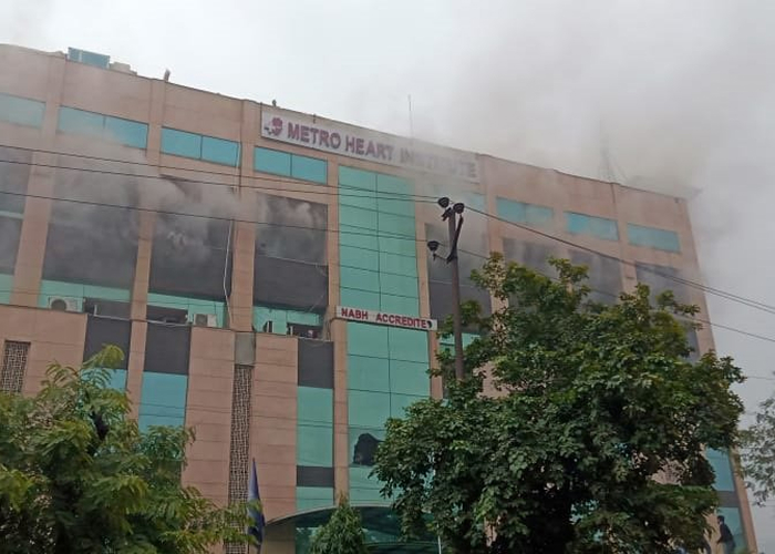 नोएडा के मेट्रो हॉस्पिटल में लगी आग, मचा हड़कंप – समय रहते टली बड़ी घटना, कोई हताहत नहीं