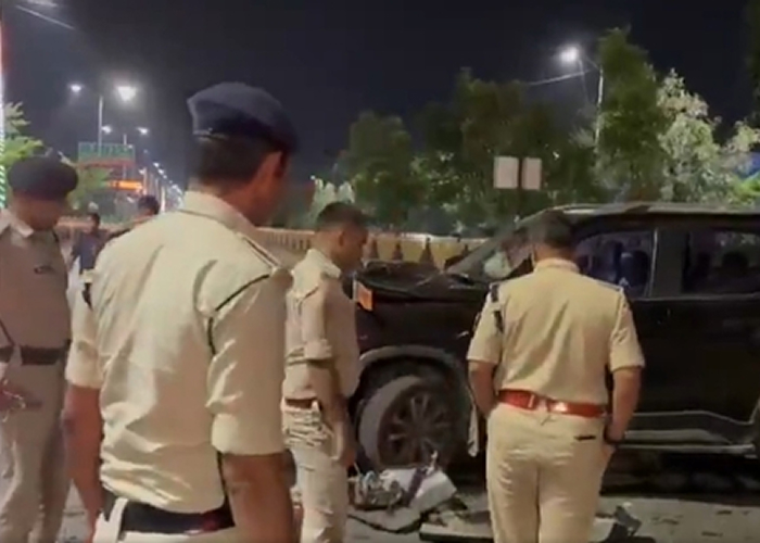 पटना में तेज़ रफ्तार कार ने पुलिसकर्मियों को रौंदा: महिला कांस्टेबल की मौत, तीन घायल, आरोपी फरार