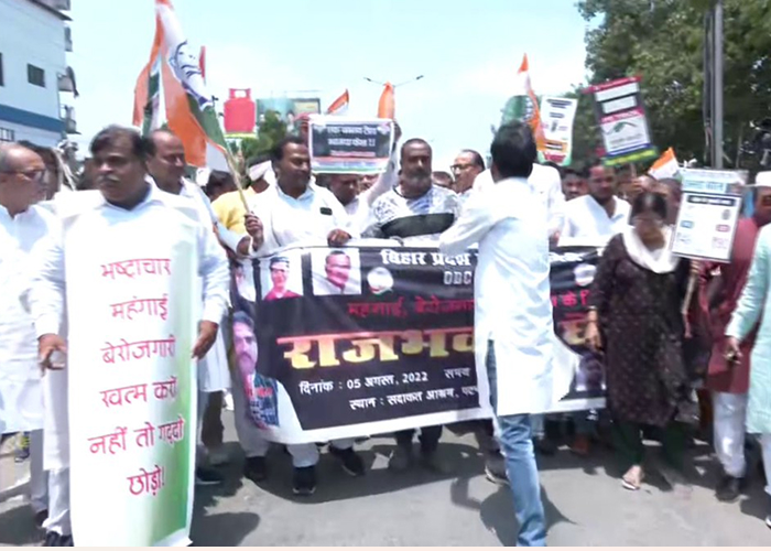 नौकरी दो या सत्ता छोड़ो' के नारे के साथ कांग्रेस का पटना में हल्ला बोल, बेरोजगारी के खिलाफ जोरदार प्रदर्शन