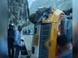 बदरीनाथ से लौट रही तीर्थयात्रियों की बस अनिमठ के पास पलटी, 11 घायल — 3 की हालत गंभीर