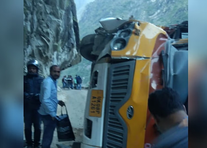 बदरीनाथ से लौट रही तीर्थयात्रियों की बस अनिमठ के पास पलटी, 11 घायल — 3 की हालत गंभीर