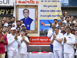 पूर्व सीएम विजय रूपाणी को श्रद्धांजलि: राजकोट में बाजार आधे दिन रहे बंद, लोगों ने भावभीनी श्रद्धांजलि दी