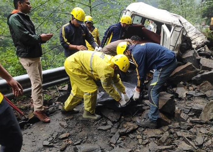 केदारनाथ यात्रा मार्ग पर दर्दनाक हादसा: वाहन खाई में गिरा, दो श्रद्धालुओं की मौत, एक लापता, तीन गंभीर रूप से घायल