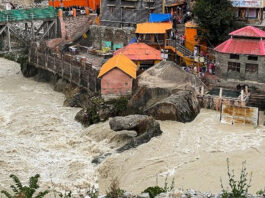 बद्रीनाथ में अलकनंदा का उफान: तप्त कुंड पार कर वराह शीला तक पहुंचा पानी, श्रद्धालुओं में बढ़ी चिंता
