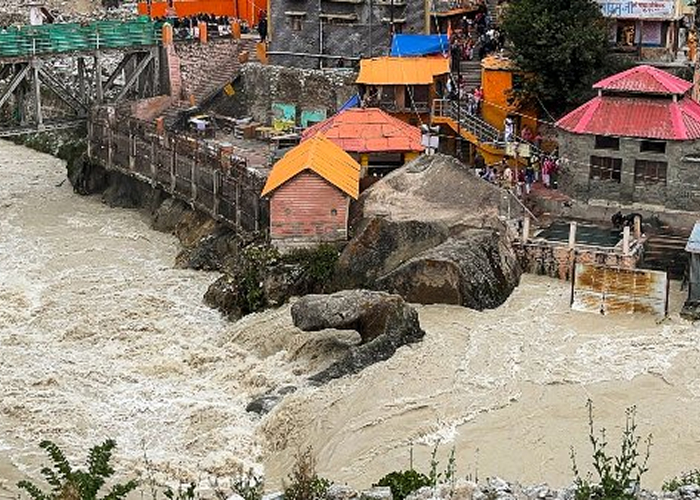 बद्रीनाथ में अलकनंदा का उफान: तप्त कुंड पार कर वराह शीला तक पहुंचा पानी, श्रद्धालुओं में बढ़ी चिंता