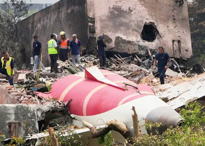 एयर इंडिया हादसे के बाद बड़ी कार्रवाई: DGCA ने तीन अधिकारियों को हटाने का आदेश दिया