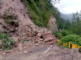उत्तराखंड में भूस्खलन से 15 गांवों का संपर्क टूटा, मोबाइल नेटवर्क ठप होने से बढ़ी मुश्किलें