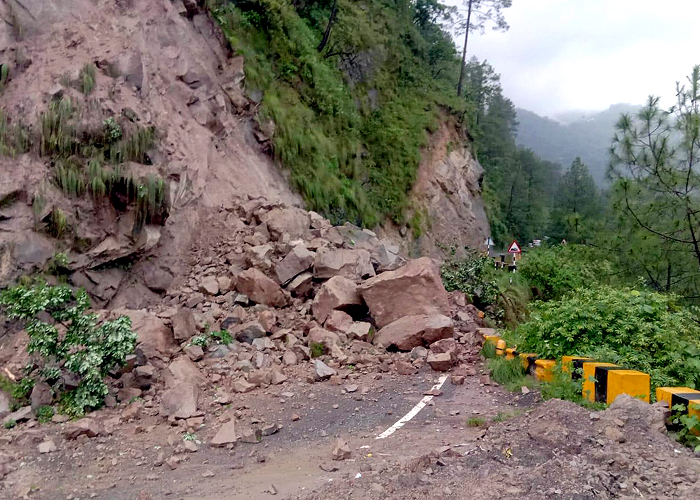 उत्तराखंड में भूस्खलन से 15 गांवों का संपर्क टूटा, मोबाइल नेटवर्क ठप होने से बढ़ी मुश्किलें