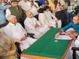 बिहार चुनाव: लालू प्रसाद ने RJD अध्यक्ष पद के लिए 13वीं बार नामांकन दाखिल किया, तेजस्वी बोले– 'गरीबों का मसीहा लौटा है'