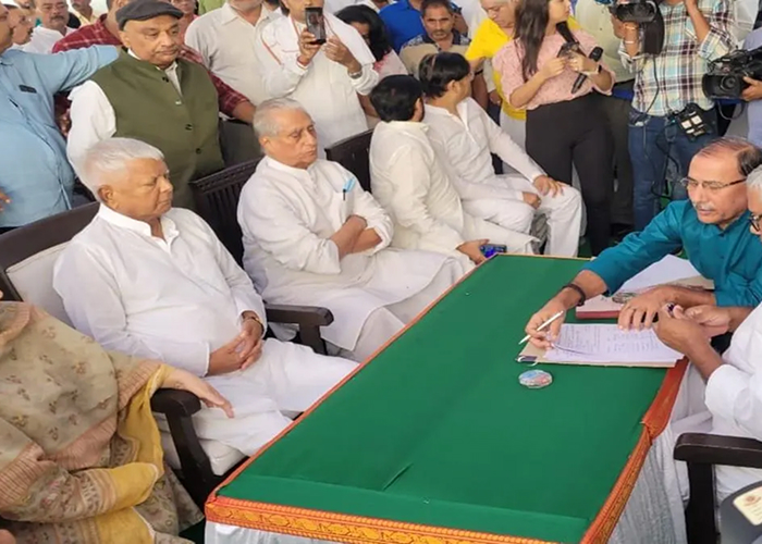 बिहार चुनाव: लालू प्रसाद ने RJD अध्यक्ष पद के लिए 13वीं बार नामांकन दाखिल किया, तेजस्वी बोले– 'गरीबों का मसीहा लौटा है'