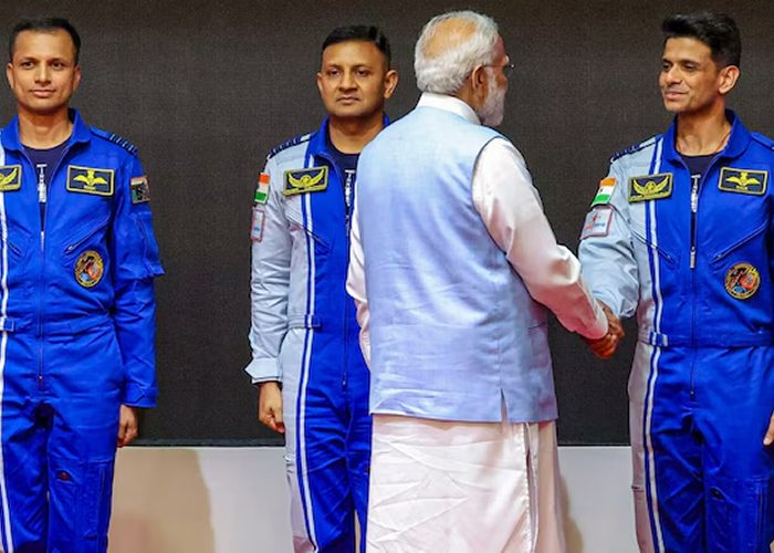 PM मोदी का शुभांशु शुक्ला को बड़ा संदेश: 1.4 अरब भारतीयों की उम्मीदें लेकर अंतरिक्ष में रवाना
