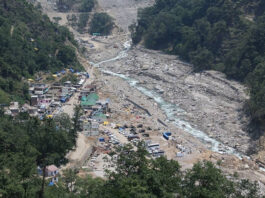 सोनप्रयाग-गौरीकुंड मार्ग बंद: मलबा बना बाधा, 24 किलोमीटर पैदल चलकर बाबा केदारनाथ के दर्शन को पहुंच रहे श्रद्धालु