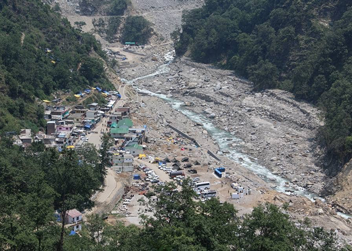 सोनप्रयाग-गौरीकुंड मार्ग बंद: मलबा बना बाधा, 24 किलोमीटर पैदल चलकर बाबा केदारनाथ के दर्शन को पहुंच रहे श्रद्धालु