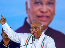 मेरी अंग्रेज़ी कमजोर, इसलिए शशि थरूर को CWC में रखा: खड़गे का तंज