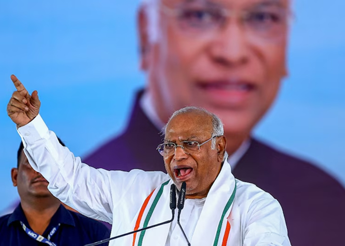 मेरी अंग्रेज़ी कमजोर, इसलिए शशि थरूर को CWC में रखा: खड़गे का तंज