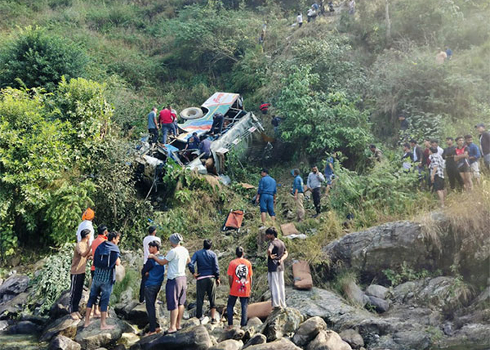 ऋषिकेश-बदरीनाथ हाईवे पर दिल दहला देने वाला हादसा: टेंपो ट्रैवलर अलकनंदा में समाई, एक ही परिवार के 17 लोग थे सवार, 2 की मौत, कई लापता
