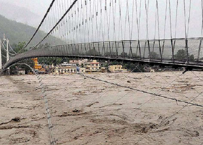 उत्तराखंड में मौसम का कहर: भारी बारिश से 33 मार्ग बंद, कई जिलों में बाढ़ का रेड अलर्ट जारी
