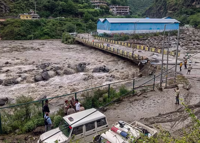 हिमाचल प्रदेश में बादल फटने से तबाही, फ्लैश फ्लड में 2 की मौत, 6 लोग लापता