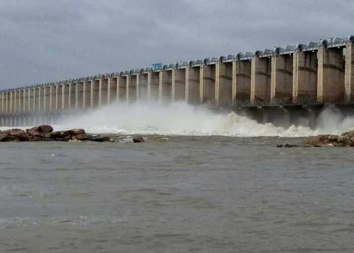 तेलंगाना में बाढ़ का खतरा: जूराला डैम का गेट फेल, सरकार की लापरवाही पर BRS का हमला