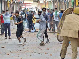 इटावा में तनाव: सिर मुंडवाने के विवाद ने पकड़ा तूल, पुलिस पर पथराव, 20 उपद्रवी हिरासत में