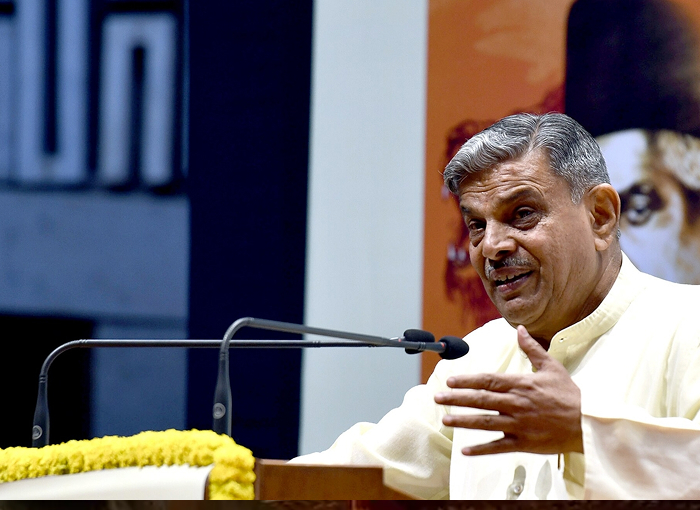संविधान पर संघ नेता के बयान से गरमाई सियासत: कांग्रेस बोली – 'RSS ने कभी संविधान को नहीं माना'