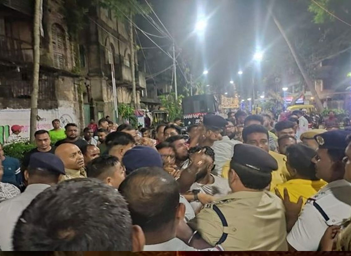 यूपी: इटावा के डांड़रपुर में बवाल, अभद्रता के आरोप पर भड़की भीड़, 19 गिरफ्तार