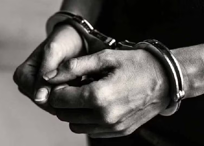 पुलिस बनकर लूटी 31 लाख की रकम, बेंगलुरु से 8 आरोपी गिरफ्तार