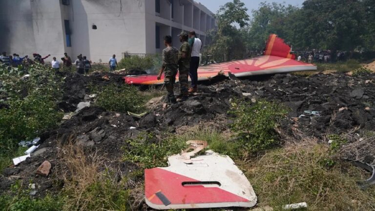 अहमदाबाद प्लेन हादसे में जान गंवाने वाले डॉक्टर्स के लिए सुप्रीम कोर्ट में मुआवजे की मांग को लेकर अर्जी दाखिल