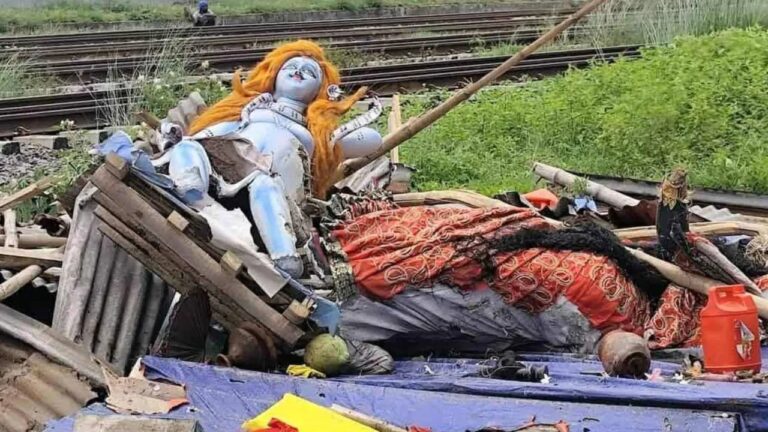 बांग्लादेश में एक बार फिर से हिंदुओं और उनकी आस्थाओं पर हमला, मां दुर्गा के मंदिर में तोड़फोड़