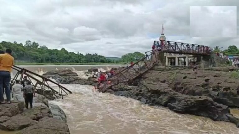 पुणे: इंद्रायणी नदी पर बना एक पुराना पुल भारी बरसात के कारण ढहा, 6 की मौत-25 से 30 लोग बहे