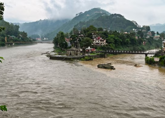 हिमाचल-उत्तराखंड में बादल फटने और भूस्खलन से तबाही, चारधाम यात्रा रुकी, स्कूल बंद