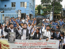 दक्षिण कोलकाता लॉ कॉलेज में गैंगरेप के खिलाफ छात्रों का विरोध प्रदर्शन, कैंपस में सुरक्षा और सख्त कार्रवाई की मांग तेज