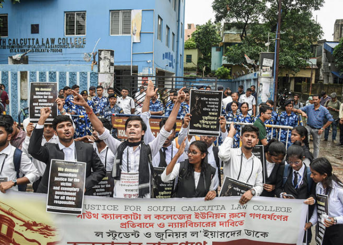 दक्षिण कोलकाता लॉ कॉलेज में गैंगरेप के खिलाफ छात्रों का विरोध प्रदर्शन, कैंपस में सुरक्षा और सख्त कार्रवाई की मांग तेज