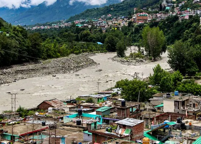 हिमाचल में तबाही: बादल फटने और फ्लैश फ्लड से 10 की मौत, 34 लापता, रेस्क्यू ऑपरेशन जारी