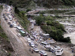 उत्तराखंड आपदा: भटवाड़ी में भूस्खलन से गंगोत्री हाईवे का 10 मीटर हिस्सा धंसा, घंटों फंसे रहे यात्री – रेस्क्यू में मची हलचल!