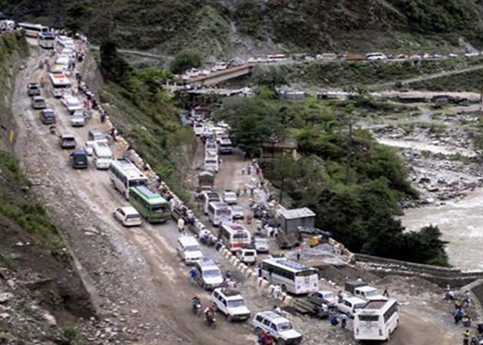 उत्तराखंड आपदा: भटवाड़ी में भूस्खलन से गंगोत्री हाईवे का 10 मीटर हिस्सा धंसा, घंटों फंसे रहे यात्री – रेस्क्यू में मची हलचल!