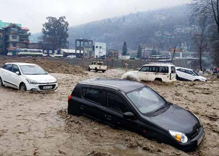 हिमाचल प्रदेश में भारी बारिश से तबाही: 37 की मौत, ₹400 करोड़ की संपत्ति नुकसान