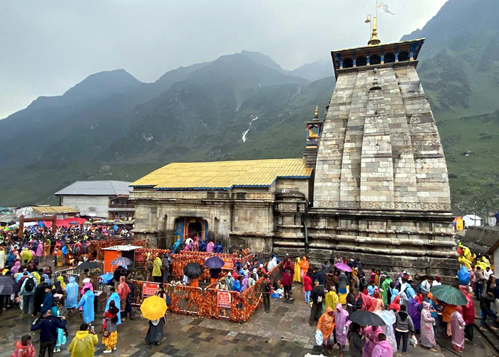 चारधाम यात्रा पर बारिश का कहर! श्रद्धालुओं की संख्या दो हफ्तों में पांच गुना घटी, यात्रा की रफ्तार पर लगा ब्रेक