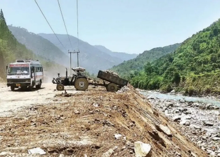 यमुनोत्री हाईवे पर सात दिन बाद भी ठप यातायात, सिलाई बैंड में जारी जद्दोजहद से चल रही मरम्मत की कोशिशें