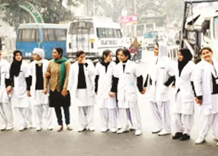 लखनऊ: परीक्षा शेड्यूल और प्रमोशन नीति को लेकर ABVMU में नर्सिंग छात्रों की अनिश्चितकालीन भूख हड़ताल शुरू