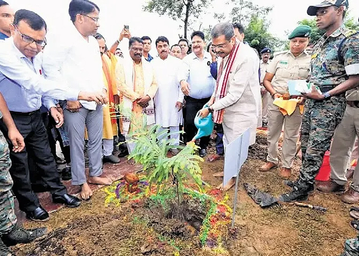 ओडिशा के देवगढ़ में केंद्रीय मंत्री धर्मेंद्र प्रधान ने 163.85 करोड़ की 52 विकास परियोजनाओं का लोकार्पण और शिलान्यास किया