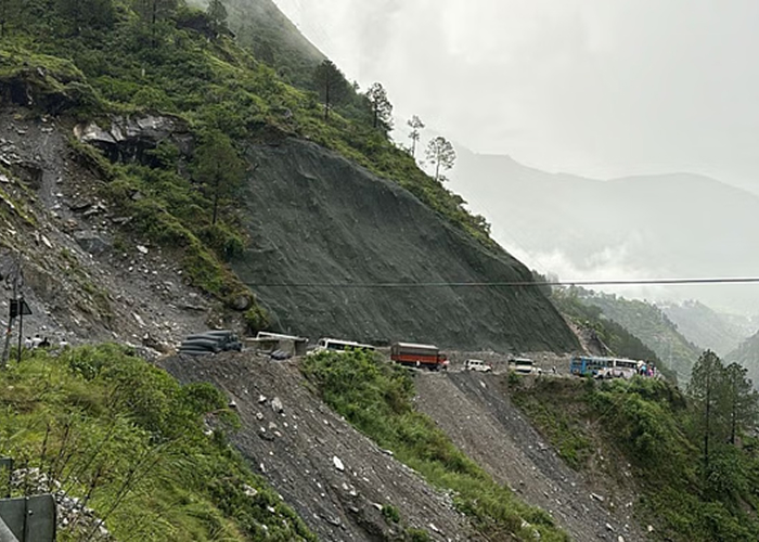 उत्तराखंड में भारी बारिश का कहर: चमोली में स्कूल बंद, केदारनाथ यात्रा रोकने का फैसला, सैकड़ों रास्ते बाधित