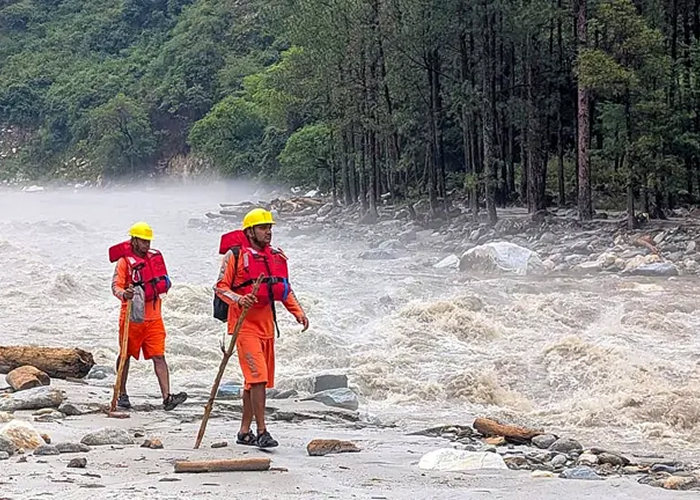 उत्तर भारत में बारिश का कहर: हिमाचल में 78 की मौत, उत्तराखंड के 4 जिलों में भूस्खलन का अलर्ट
