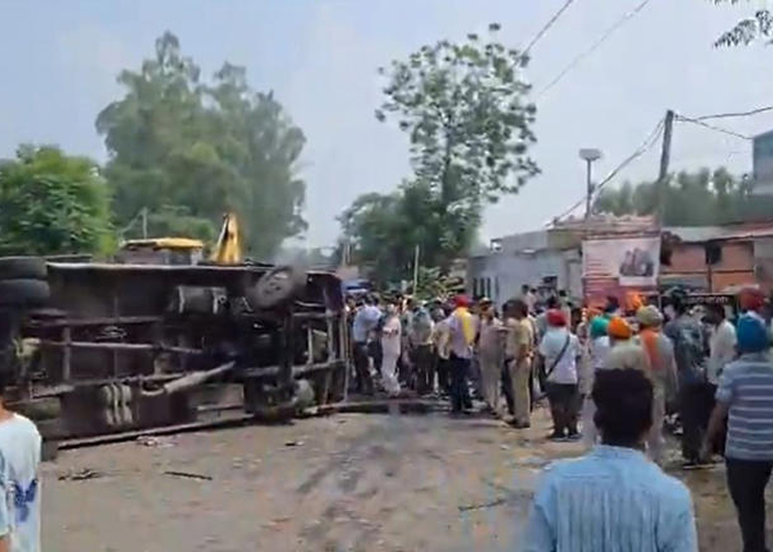 पंजाब के होशियारपुर में भीषण सड़क हादसा: बस पलटने से 8 की मौत, 20 से ज्यादा घायल